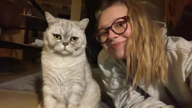 Petsitterka Petsy z kotem podczas wizyty domowej