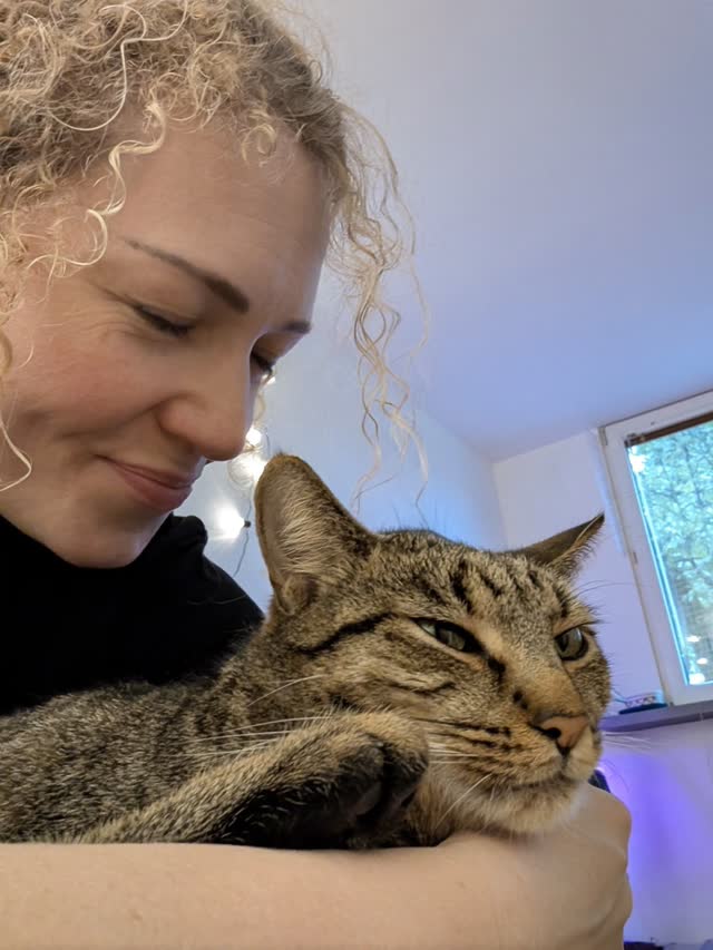 Petsitterka Petsy z kotem na rękach podczas wizyty
