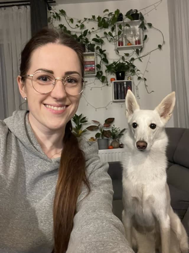 Petsitterka Petsy robi selfie z psem podczas opieki w domu