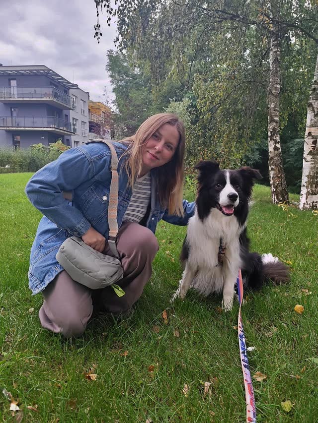 Petsitterka Petsy z border collie na trawie w parku