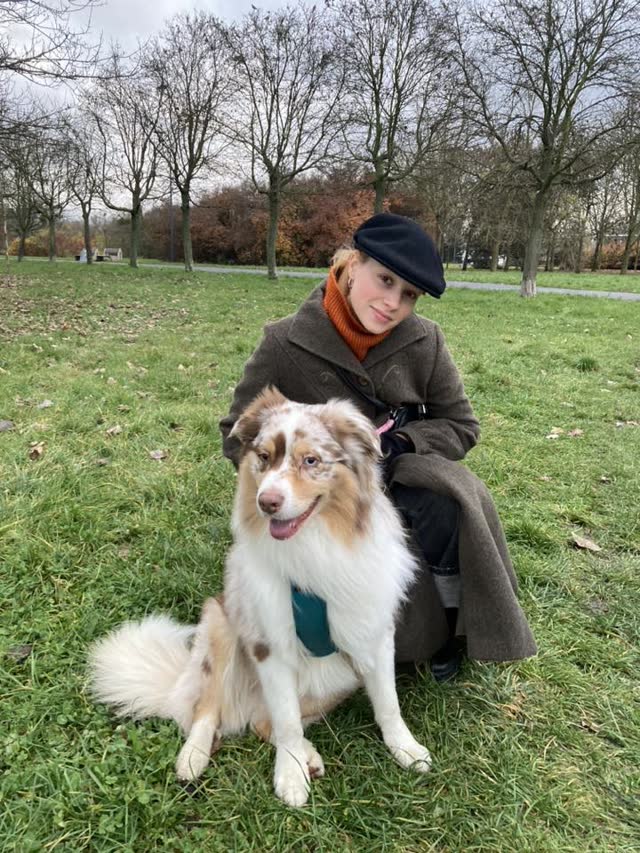 Petsitterka Petsy na spacerze z owczarkiem australijskim