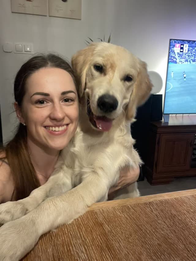 Petsitterka Petsy przytula golden retrievera podczas opieki